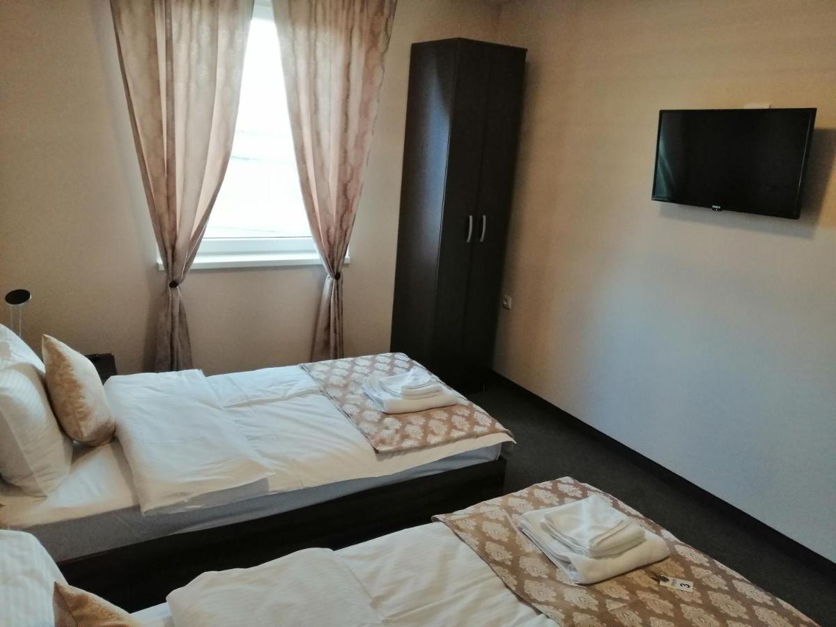 "Poseidon" Centar Aparthotel Stari Banovci Екстериор снимка
